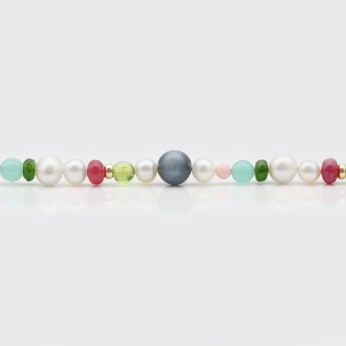 Perlenkette mit unregelmäßigen Edelsteinen Perlenkette mit unregelmäßigen Edelsteinen