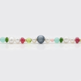 Perlenkette mit unregelmäßigen Edelsteinen