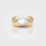 Soulring No. 1 rosé mit weißem Mondstein und Brillanten Soulring No. 1 rosé mit weißem Mondstein und Brillanten