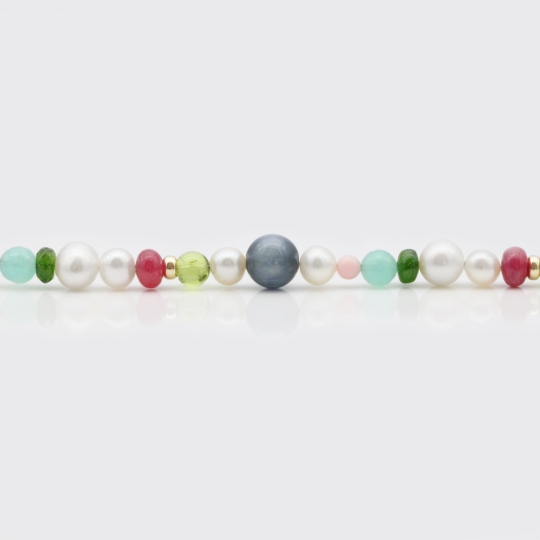 Perlenkette mit unregelmäßigen Edelsteinen