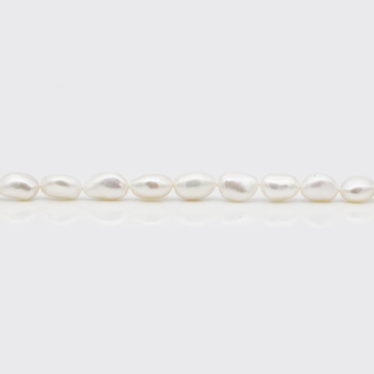 Halskette aus weißen Süßwasserperlen